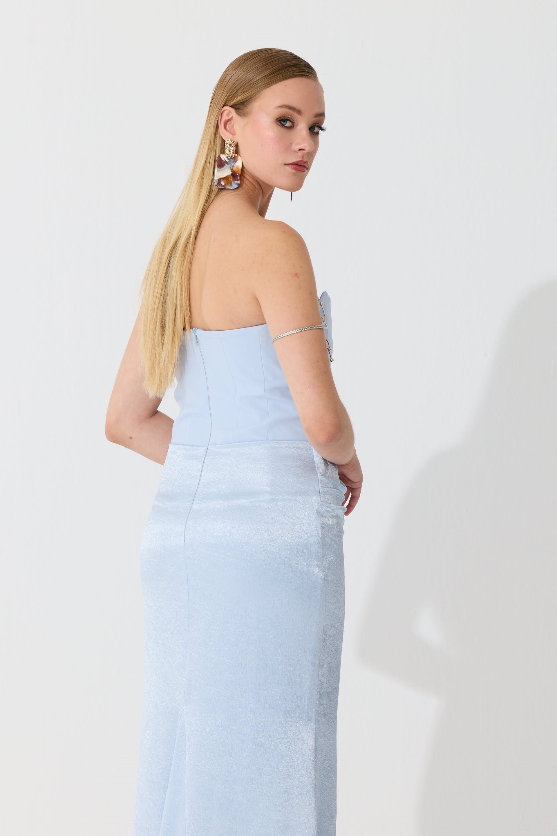 58799-1CARMENCarmen Bebe Mavi Üstü Krep Altı Saten Straplez Abiye Elbise