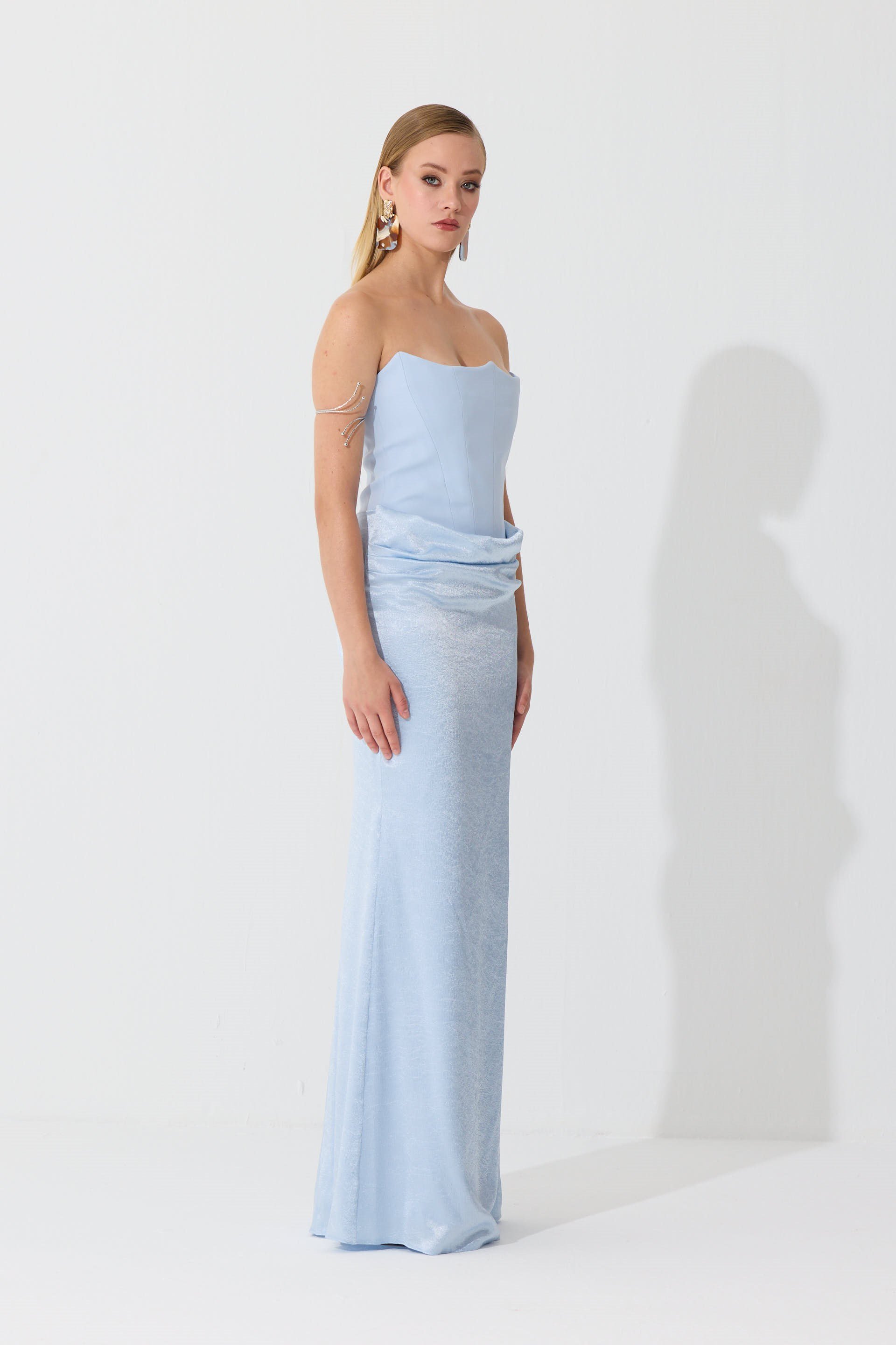 58799-1CARMENCarmen Bebe Mavi Üstü Krep Altı Saten Straplez Abiye Elbise