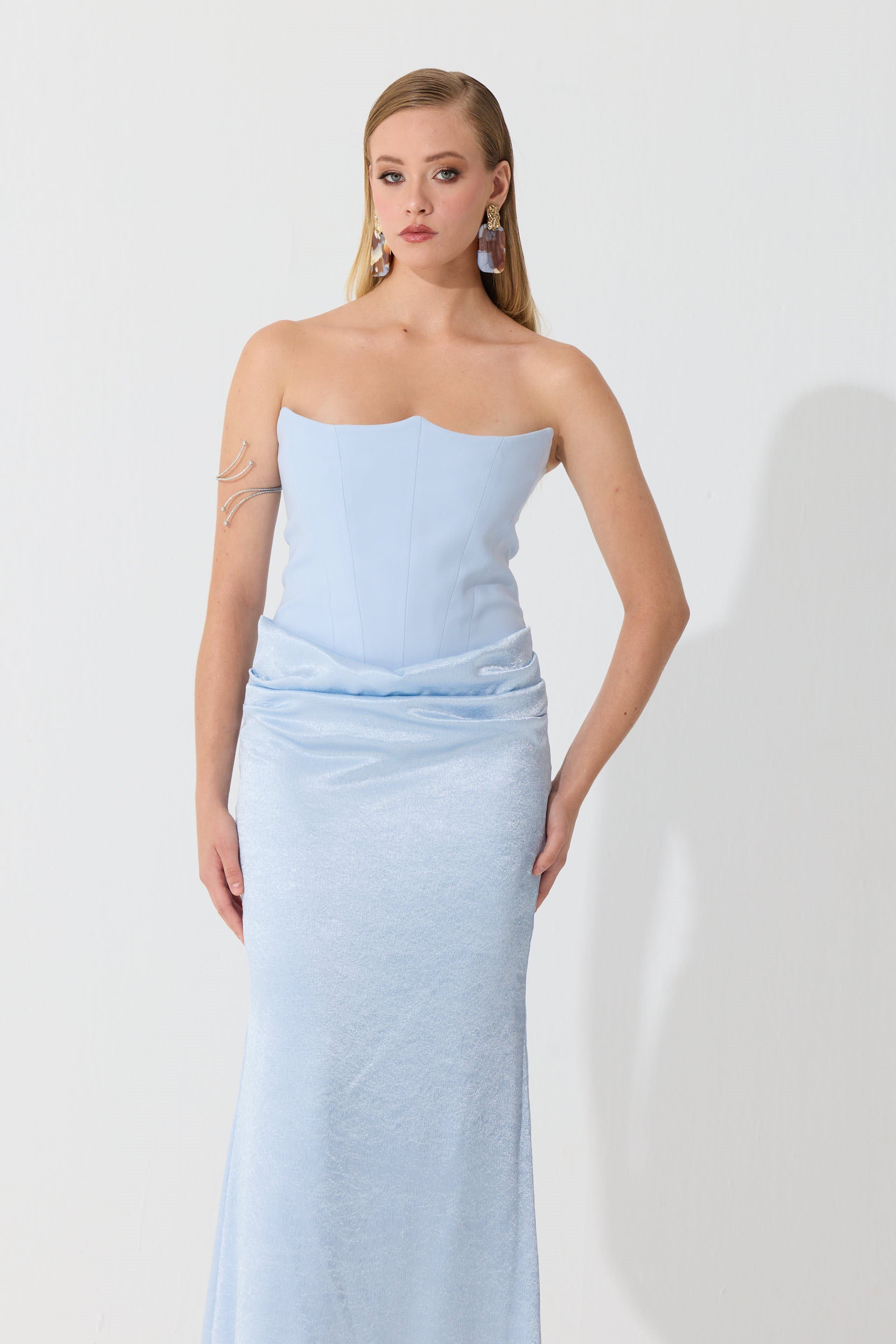 58799-1CARMENCarmen Bebe Mavi Üstü Krep Altı Saten Straplez Abiye Elbise