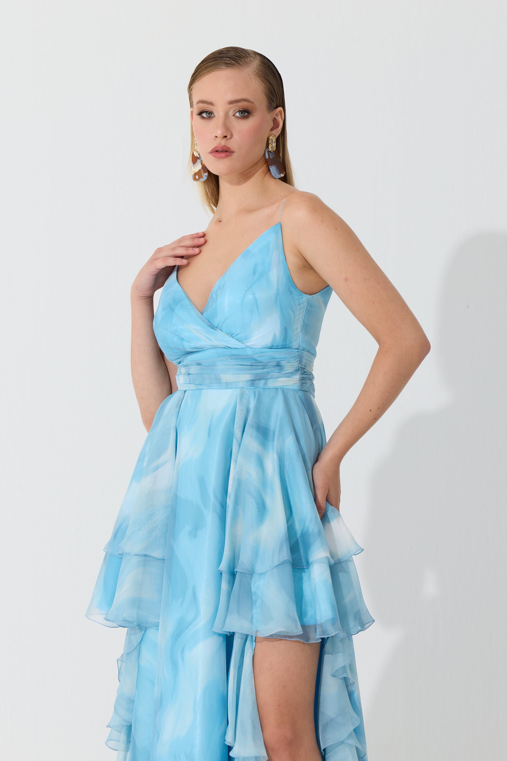 55886-16Eva FashionEva Fashion Mavi Askılı Yırtmaçlı Desenli Abiye Elbise