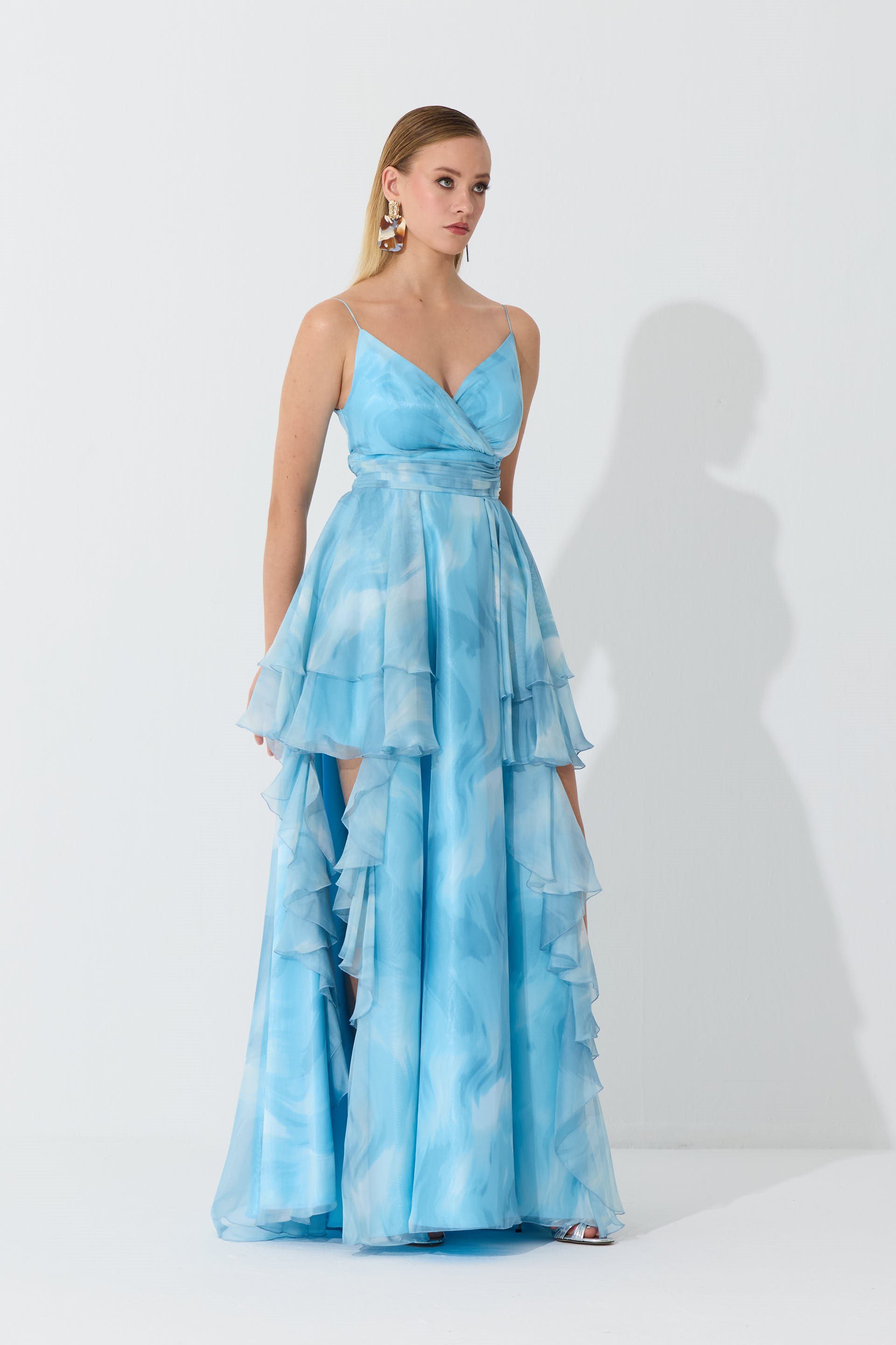 55886-16Eva FashionEva Fashion Mavi Askılı Yırtmaçlı Desenli Abiye Elbise