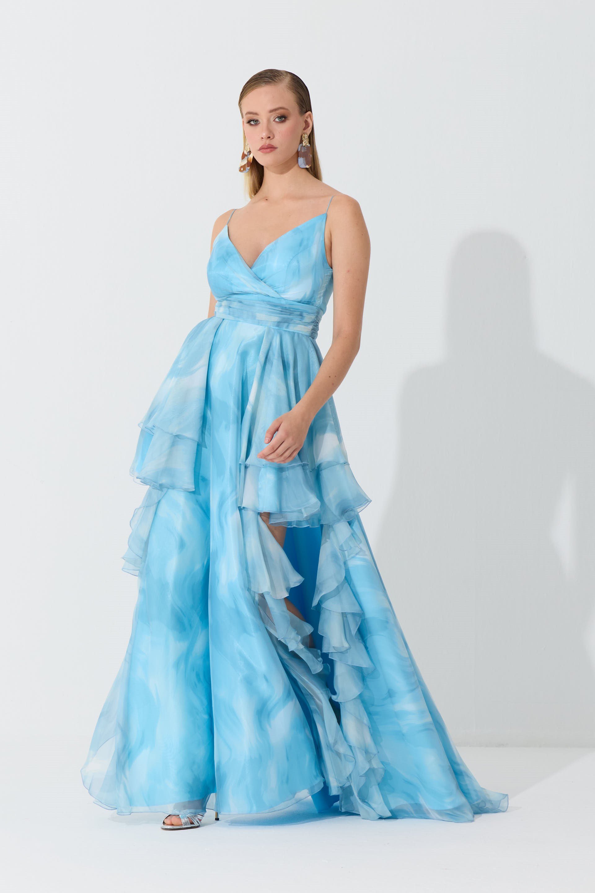 55886-16Eva FashionEva Fashion Mavi Askılı Yırtmaçlı Desenli Abiye Elbise