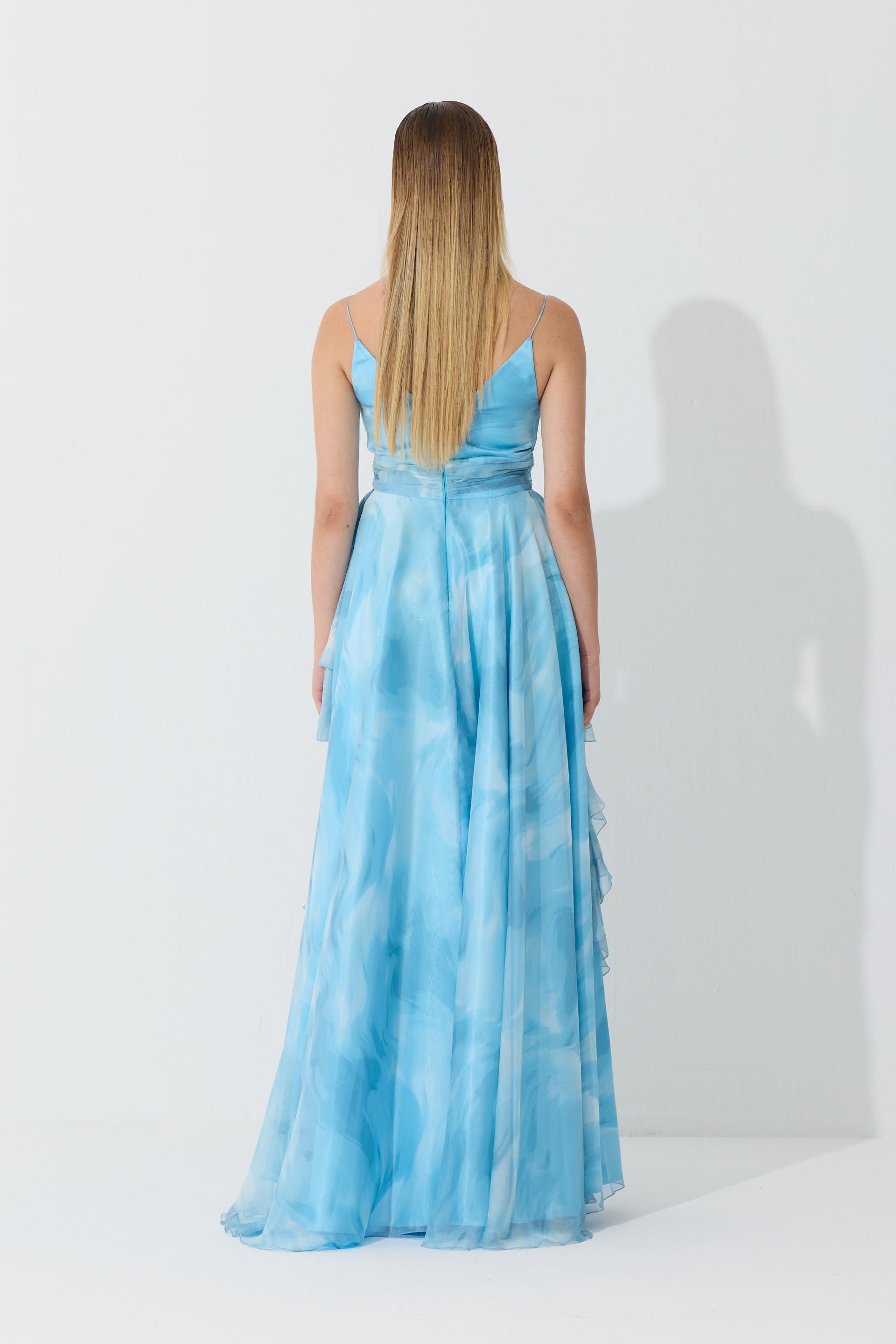 55886-16Eva FashionEva Fashion Mavi Askılı Yırtmaçlı Desenli Abiye Elbise