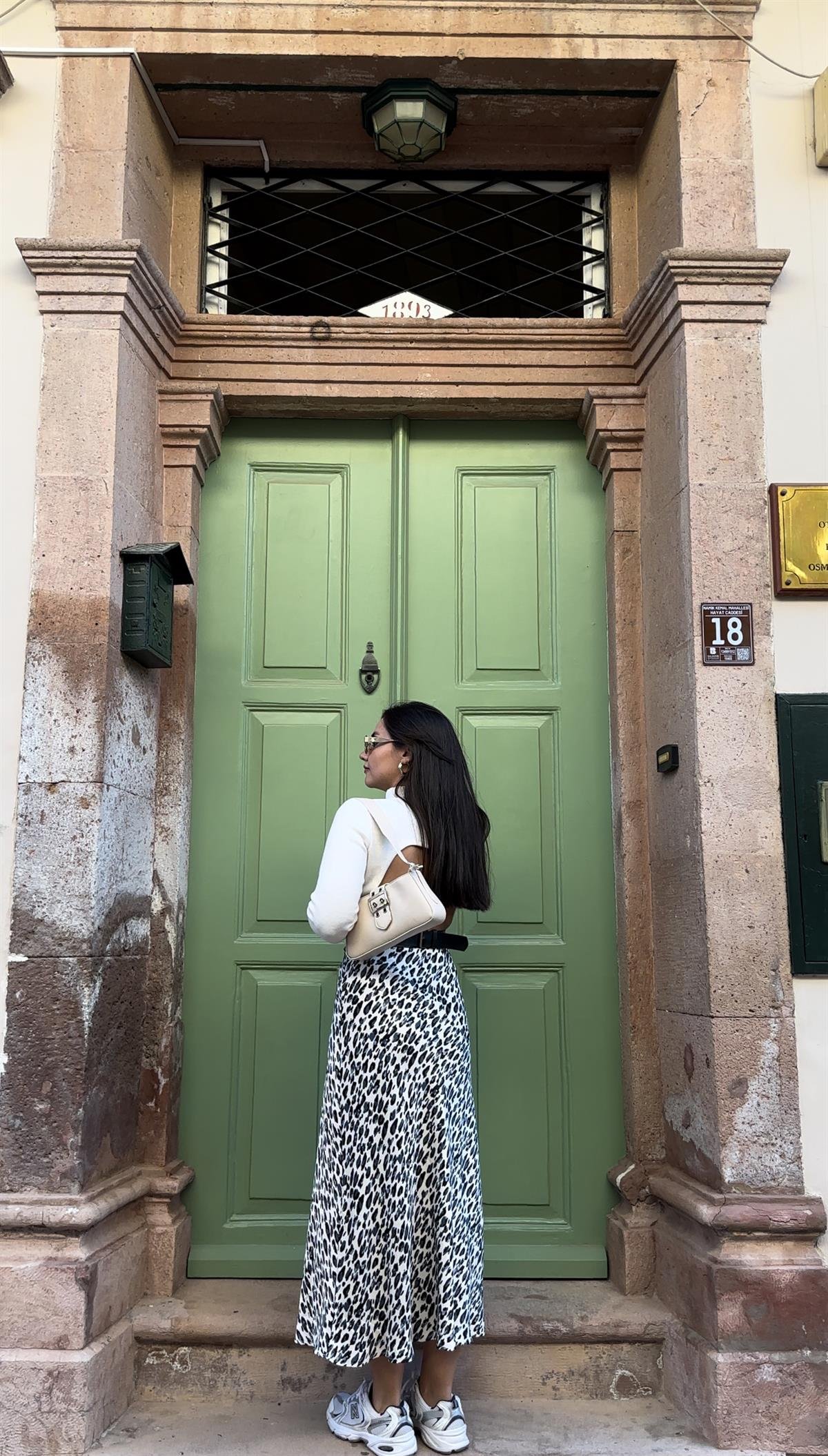 KREM SIRT DEKOLTELİ KAZAK