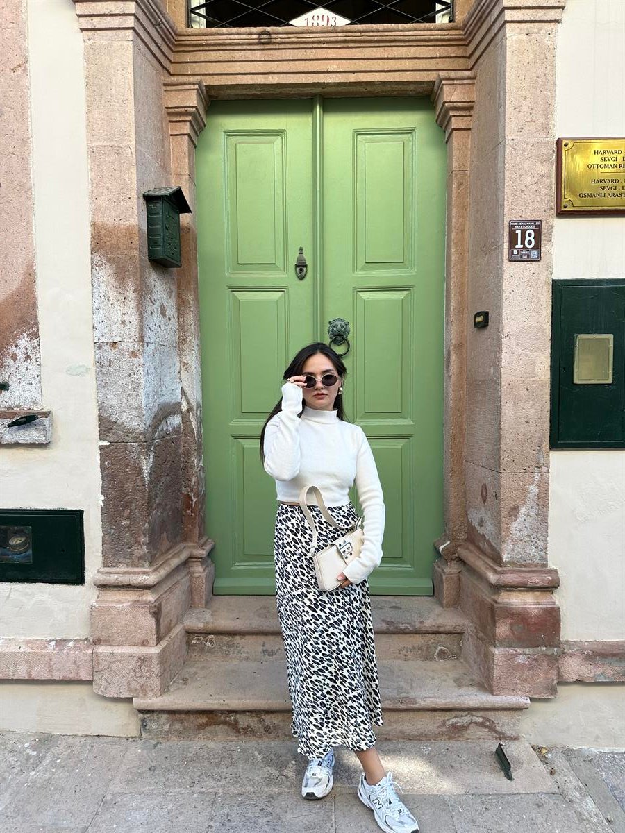 KREM SIRT DEKOLTELİ KAZAK