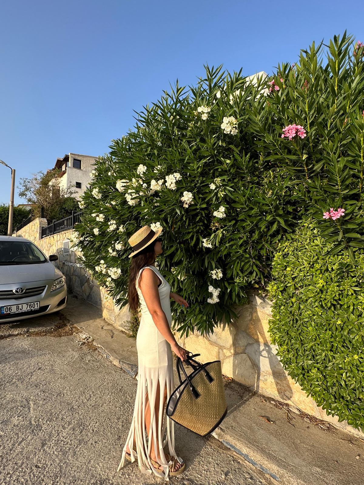 PÜSKÜLLÜ EKRU ELBİSE