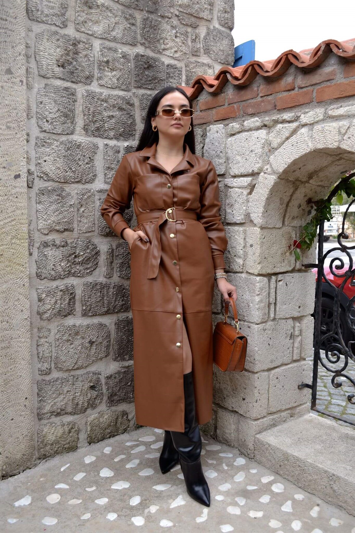 SUNİ DERİ KEMERLİ ELBİSE