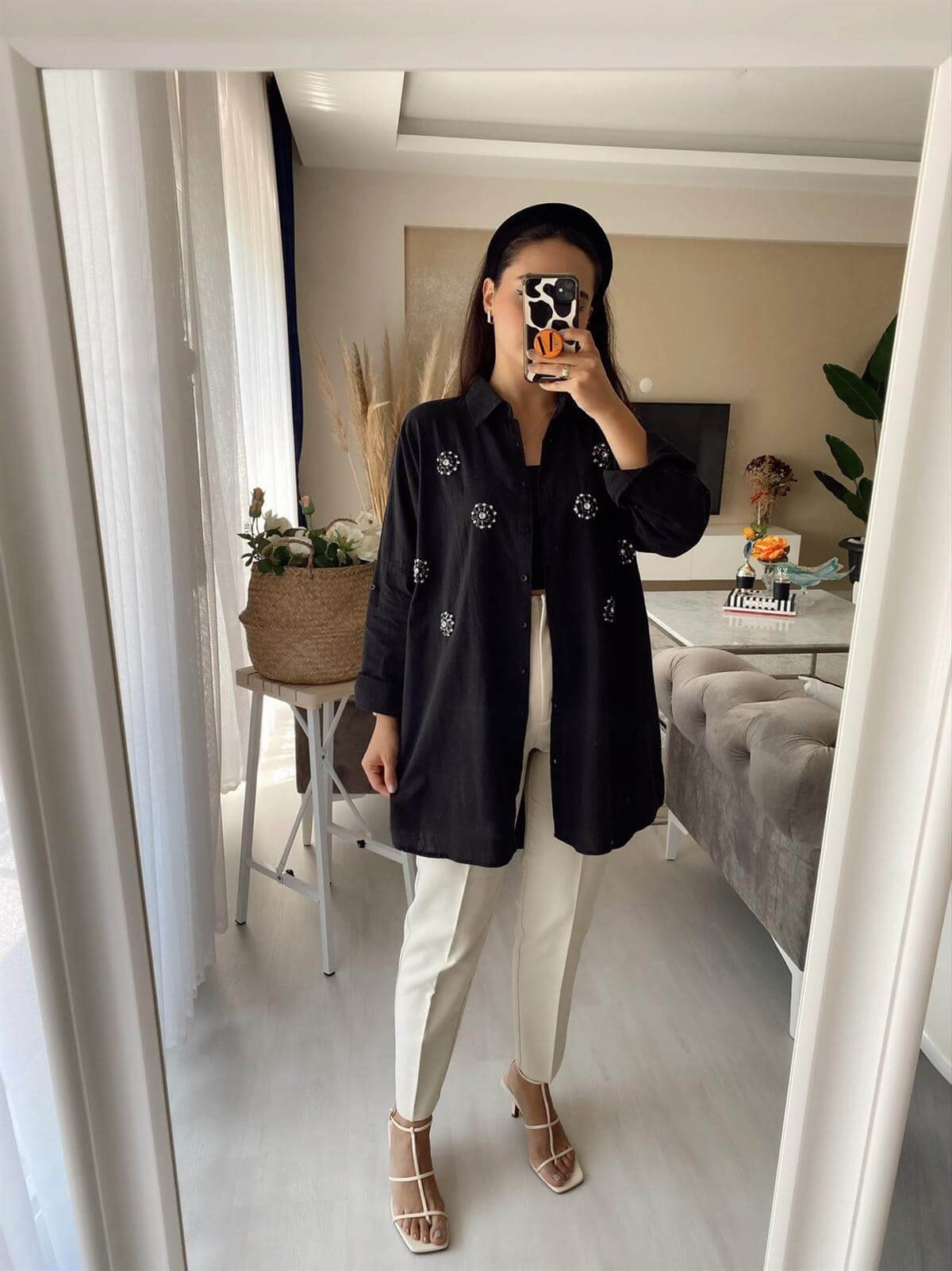 TAŞ İŞLEMELİ SİYAH GÖMLEK