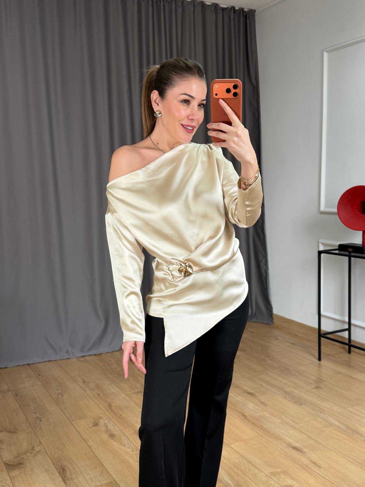 Bej Düşük Omuzlu Gold Tokalı Bluz