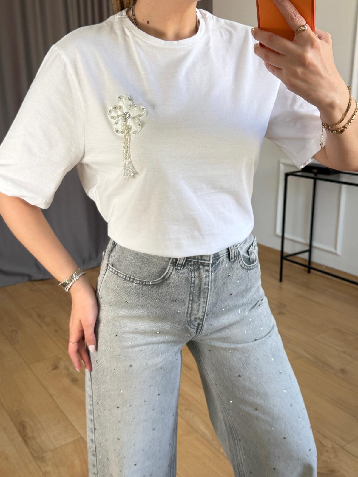Beyaz Omuz Çiçek Taşlı Tshirt