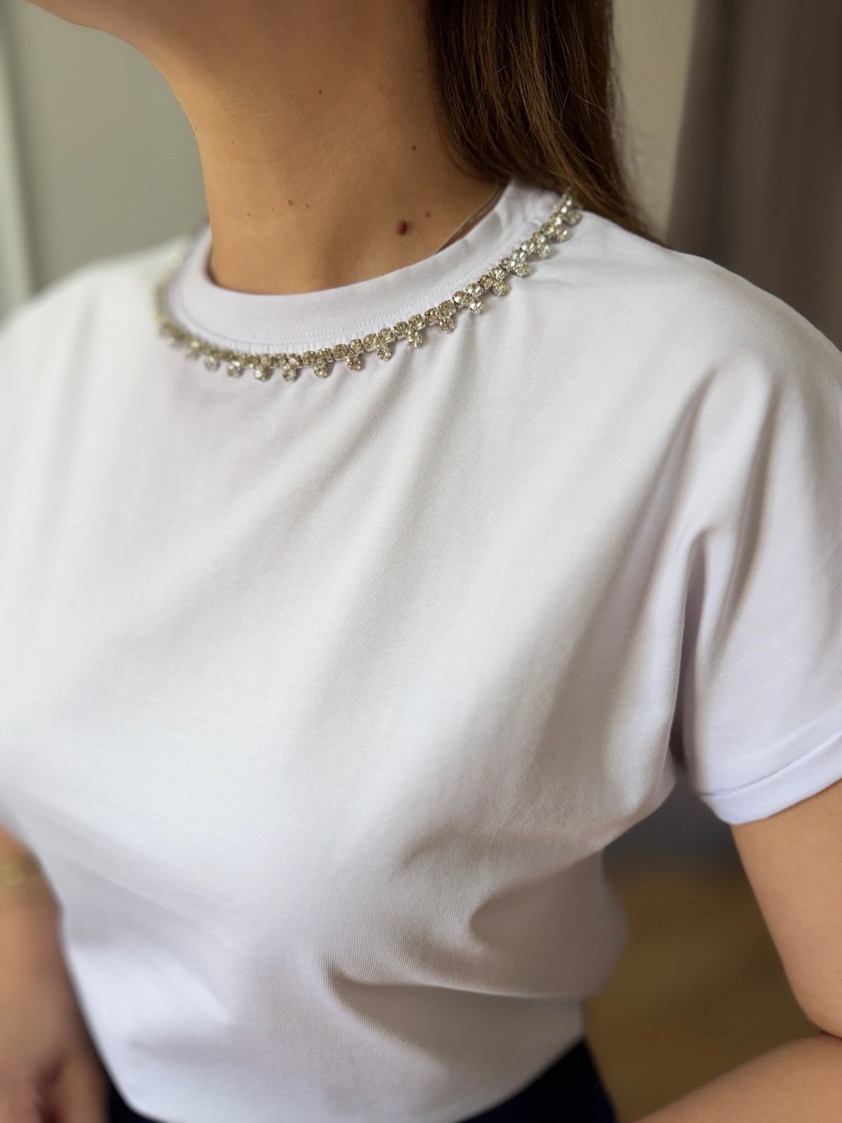 Beyaz Yaka Su Yolu Taşlı Tshirt