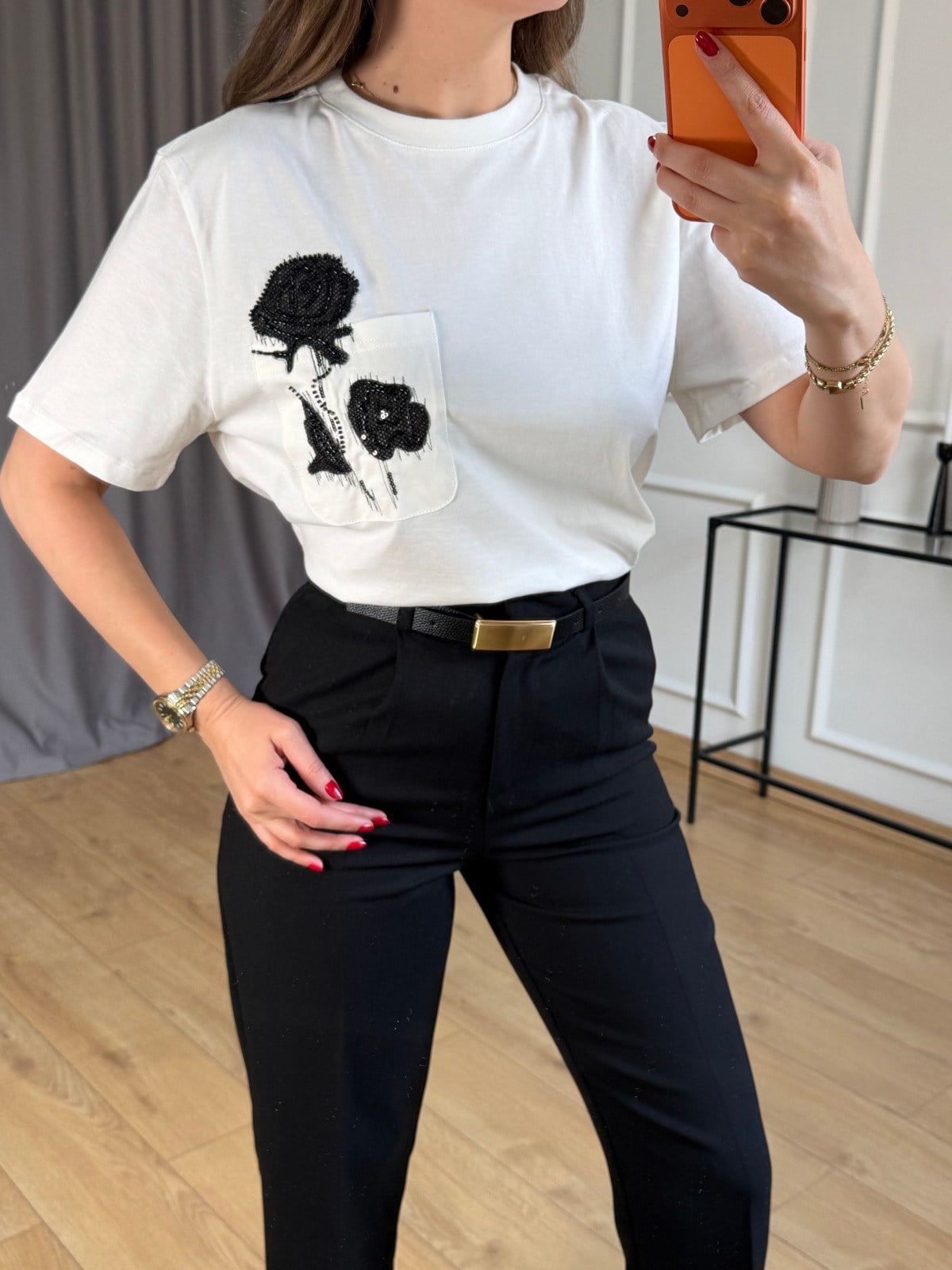 Ekru Cep Gül Detaylı Tshirt