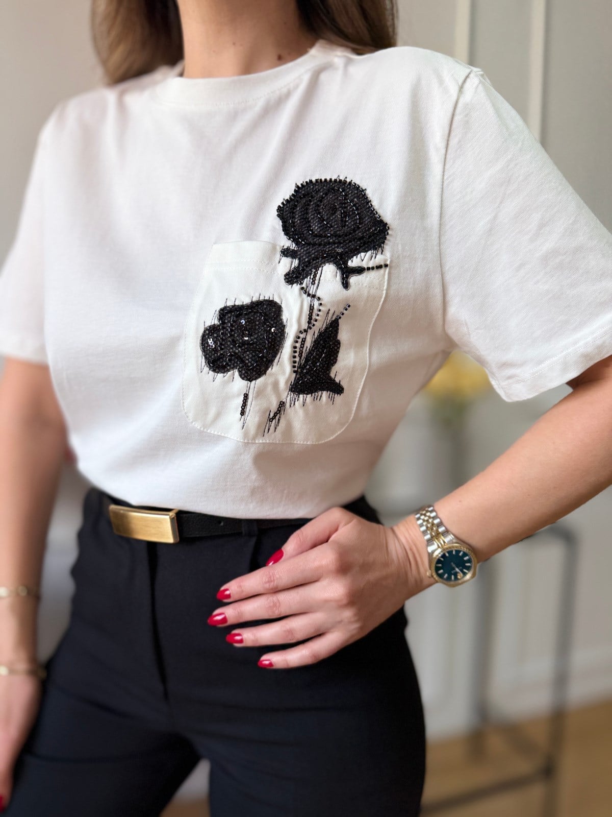 Ekru Cep Gül Detaylı Tshirt