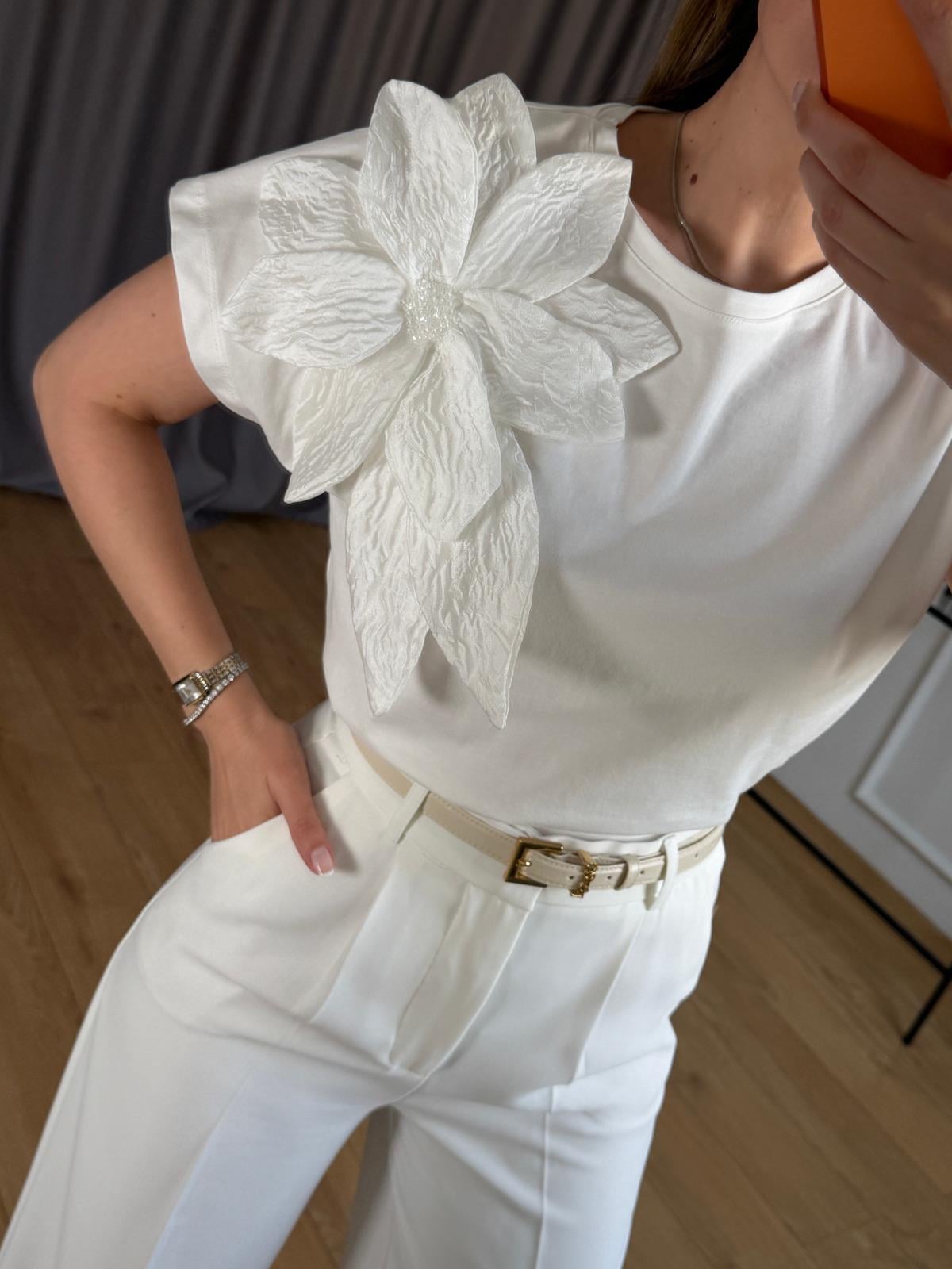 Ekru Çiçek Aplikeli Tshirt