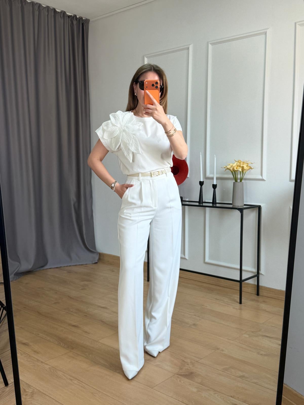 Ekru Çiçek Aplikeli Tshirt