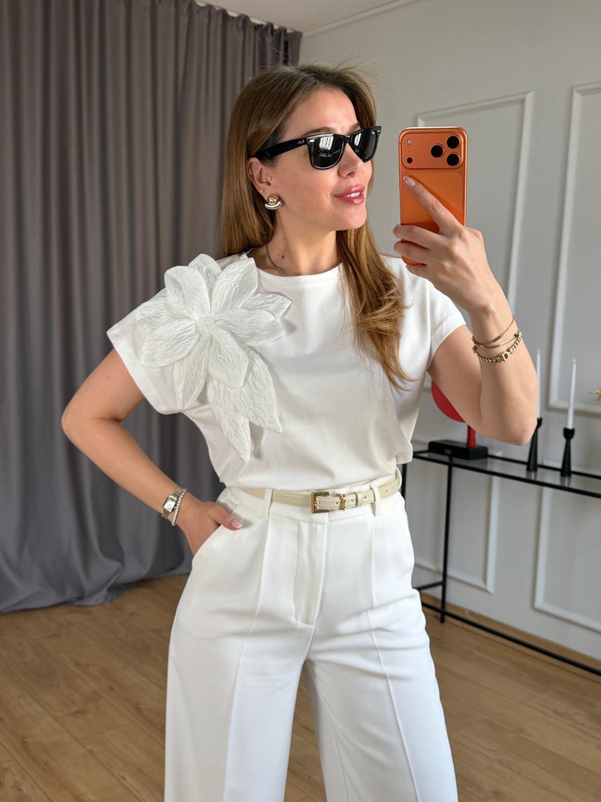 Ekru Çiçek Aplikeli Tshirt