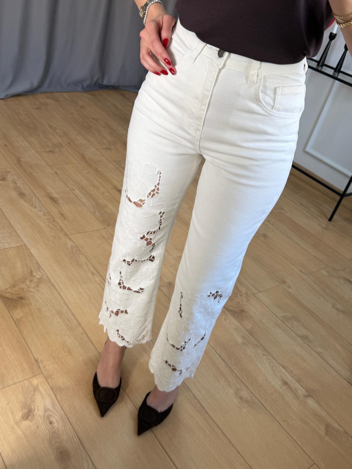 Ekru Çiçek Detaylı Jean