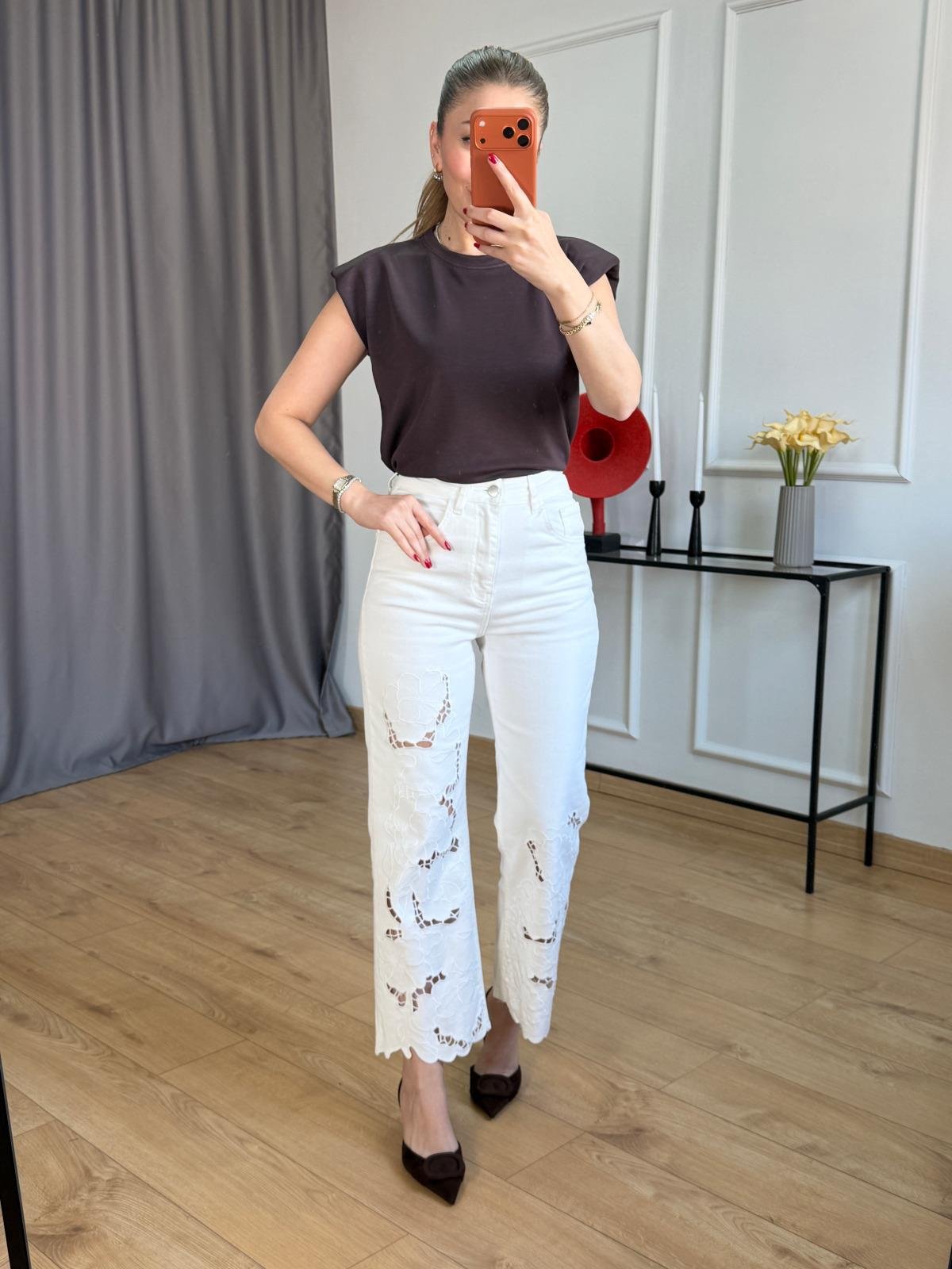 Ekru Çiçek Detaylı Jean