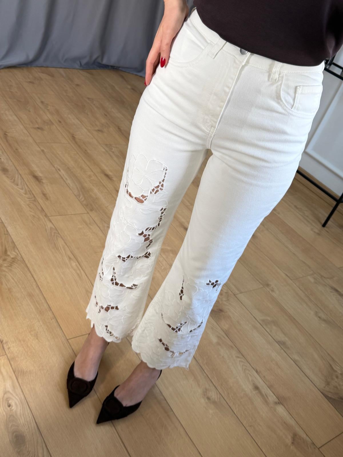 Ekru Çiçek Detaylı Jean