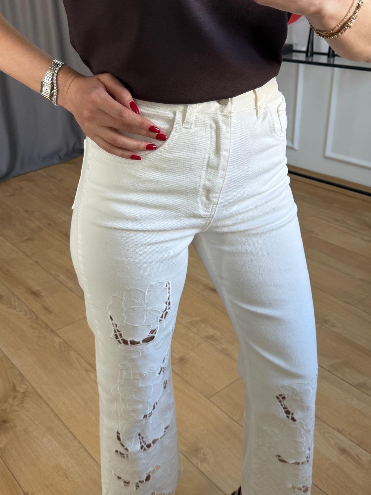 Ekru Çiçek Detaylı Jean