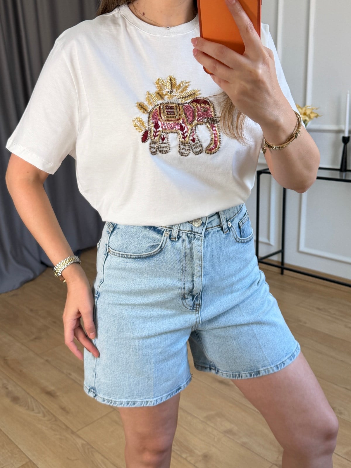 Ekru Fil Detaylı Tshirt