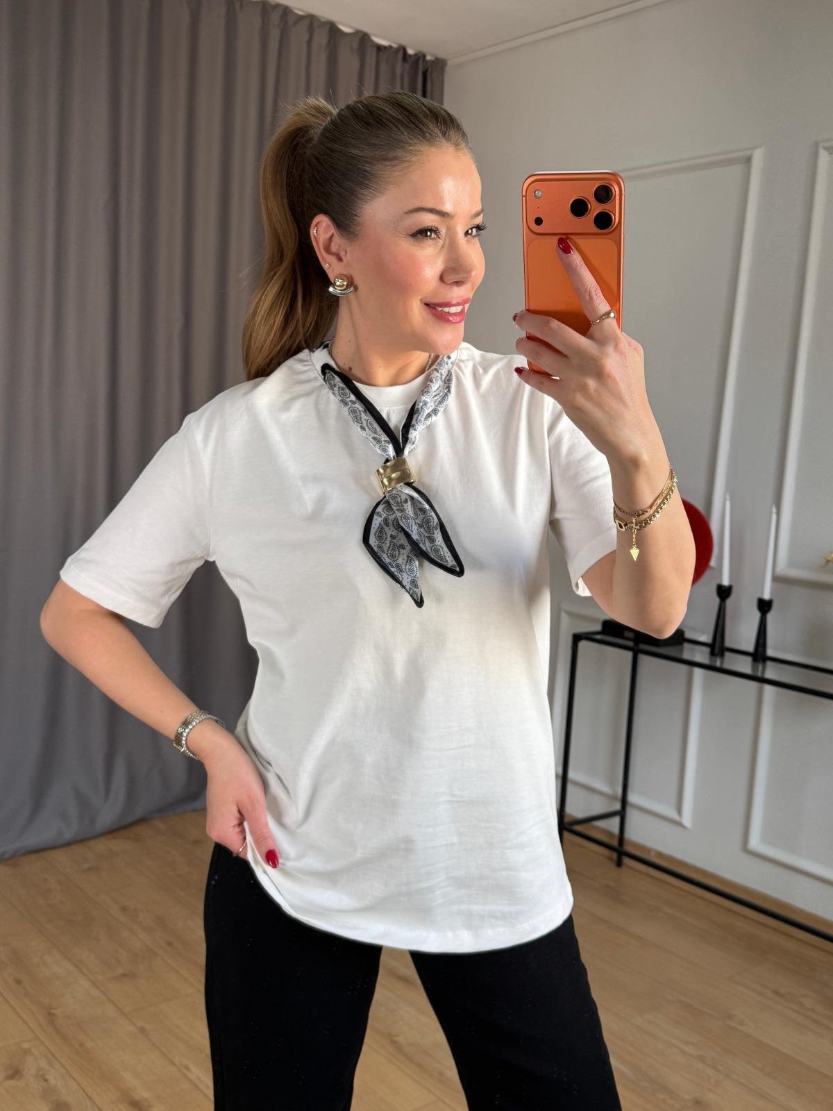 Ekru Fularlı Tshirt
