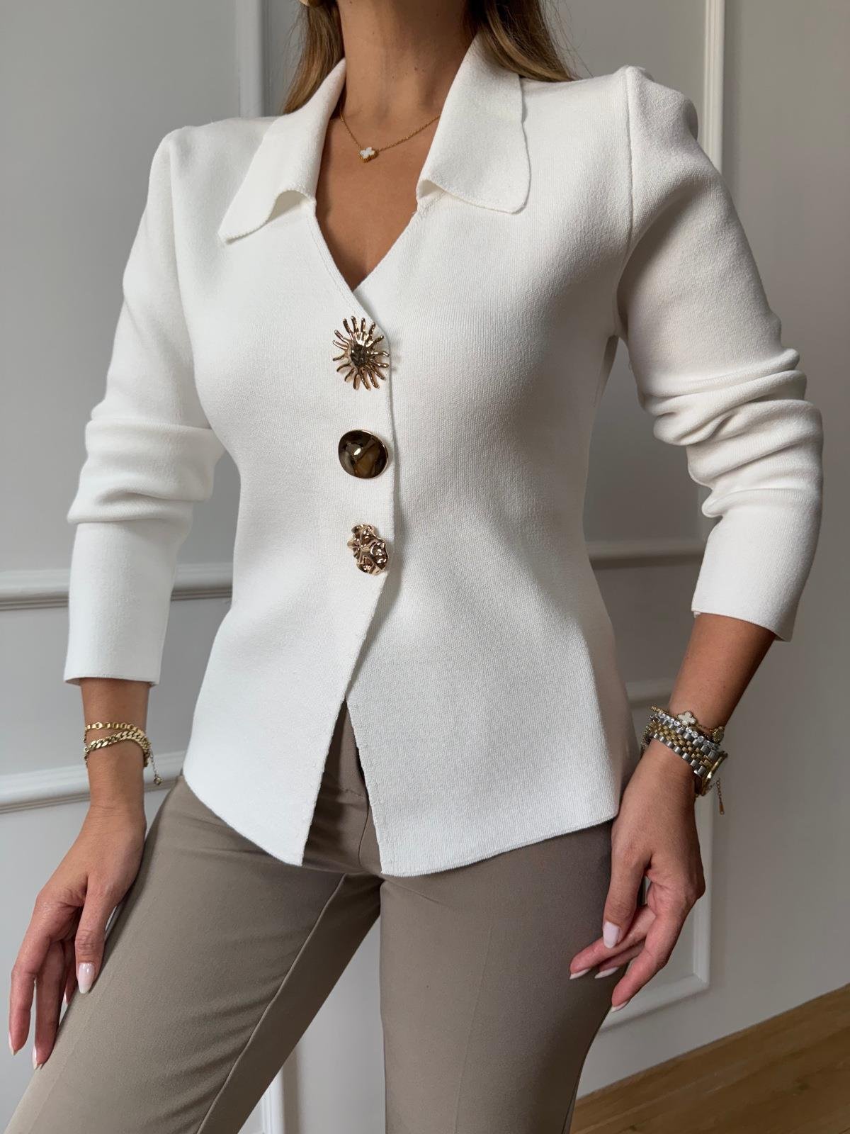 Ekru Gold Düğmeli Çelik Hırka