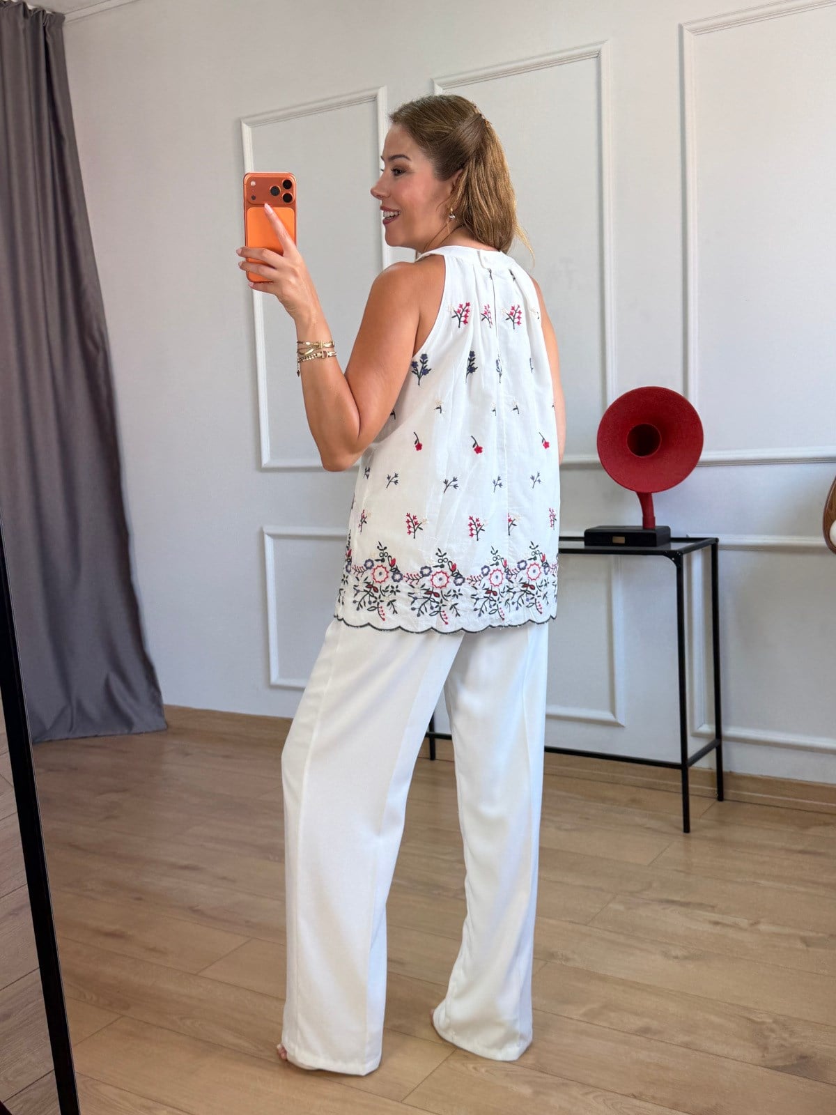 Ekru Halter Yaka Renkli Çiçek Nakışlı Bluz