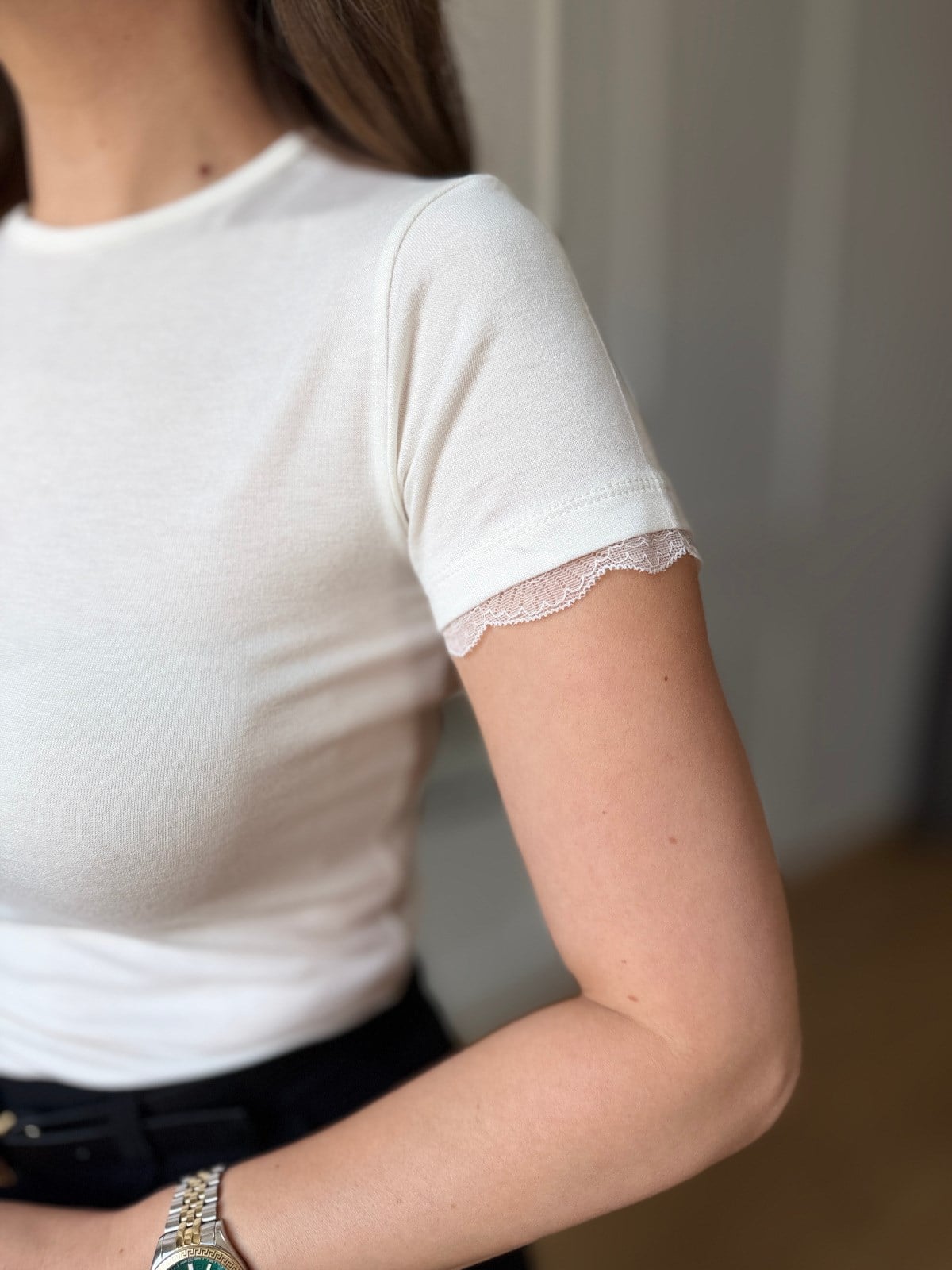 Ekru Kol Dantel Detaylı Tshirt