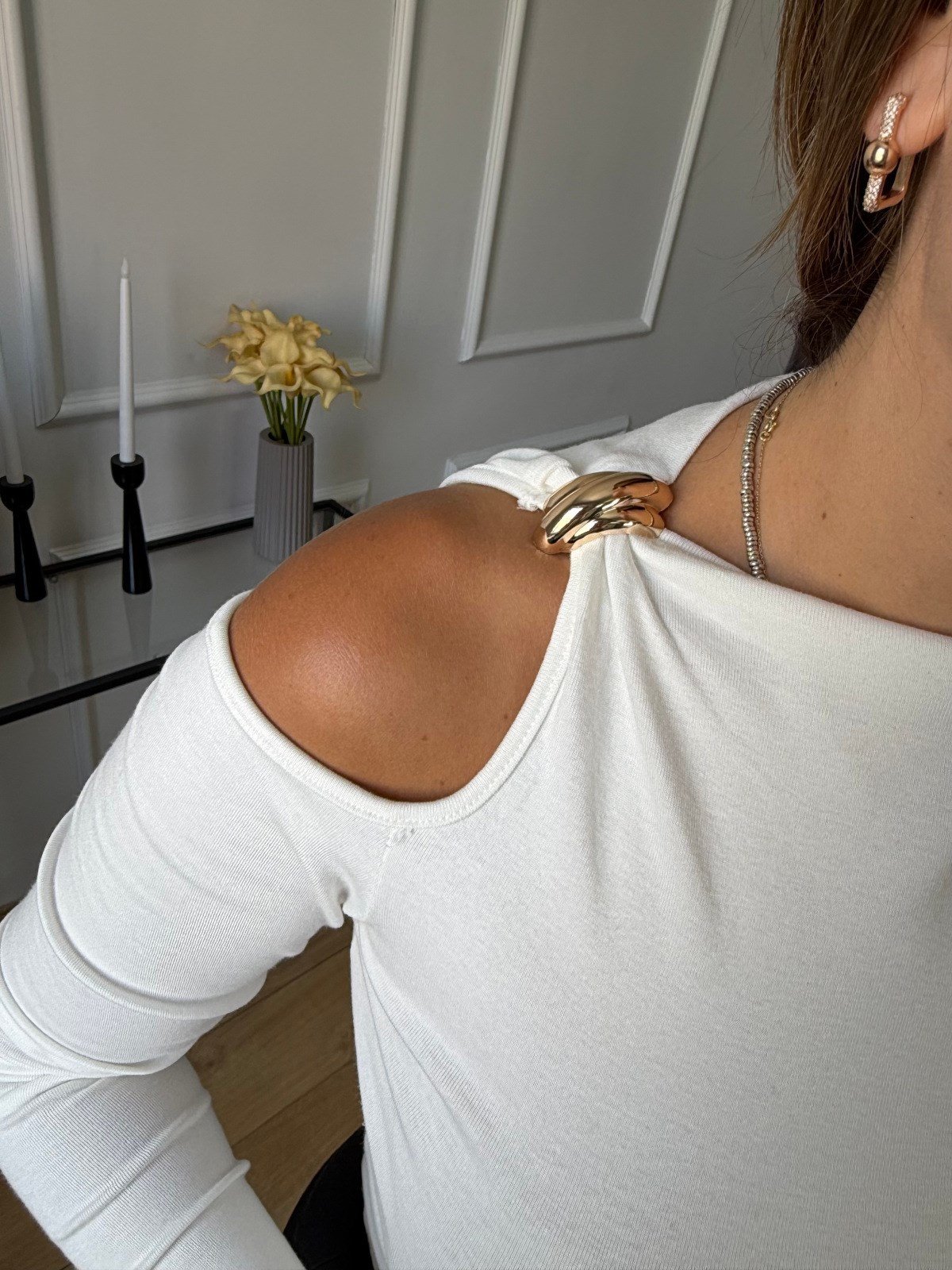 Ekru  Omuz Tokalı Pencere Detay Bluz