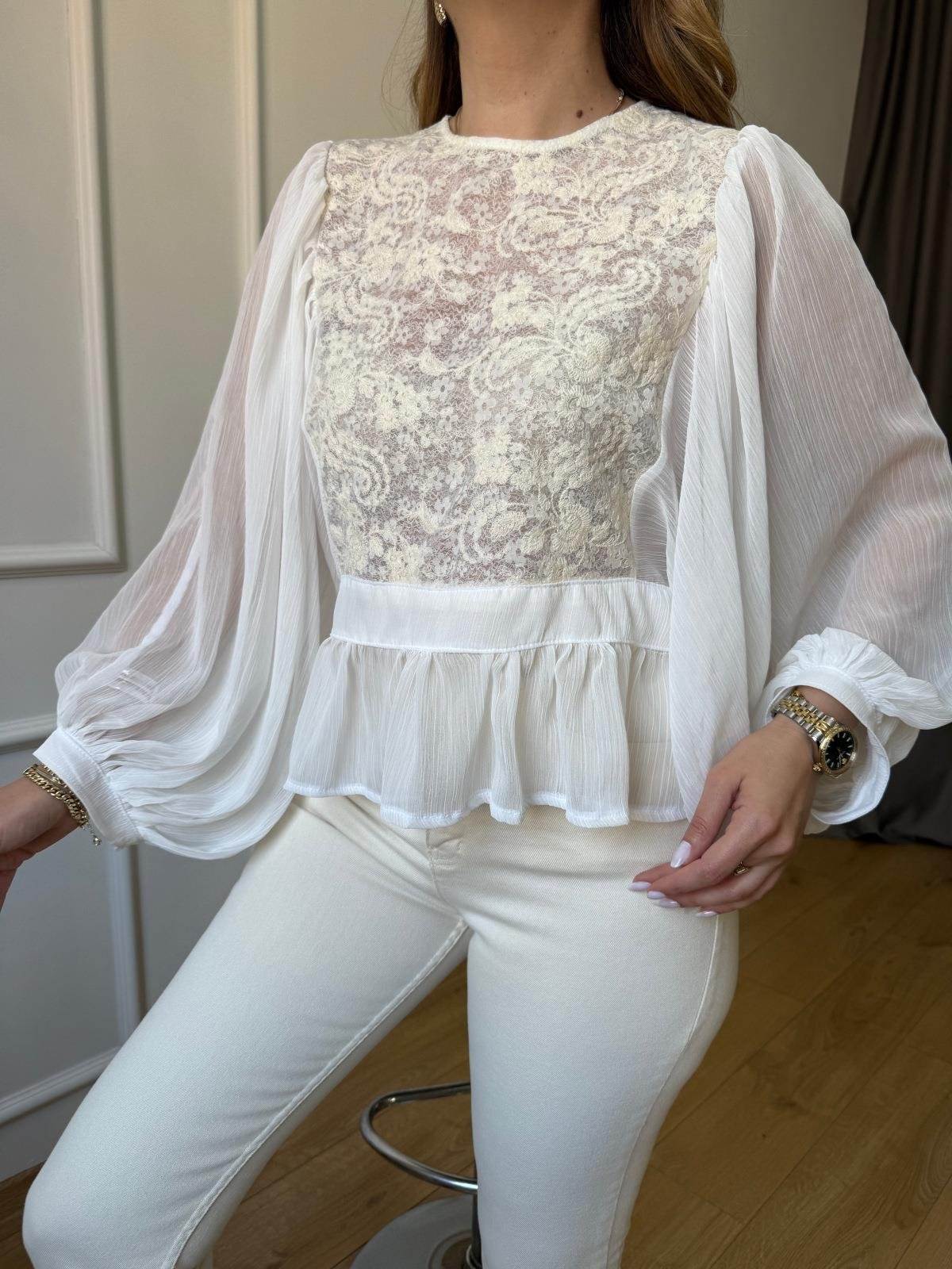 Ekru Ön Dantel İşlemeli Bluz