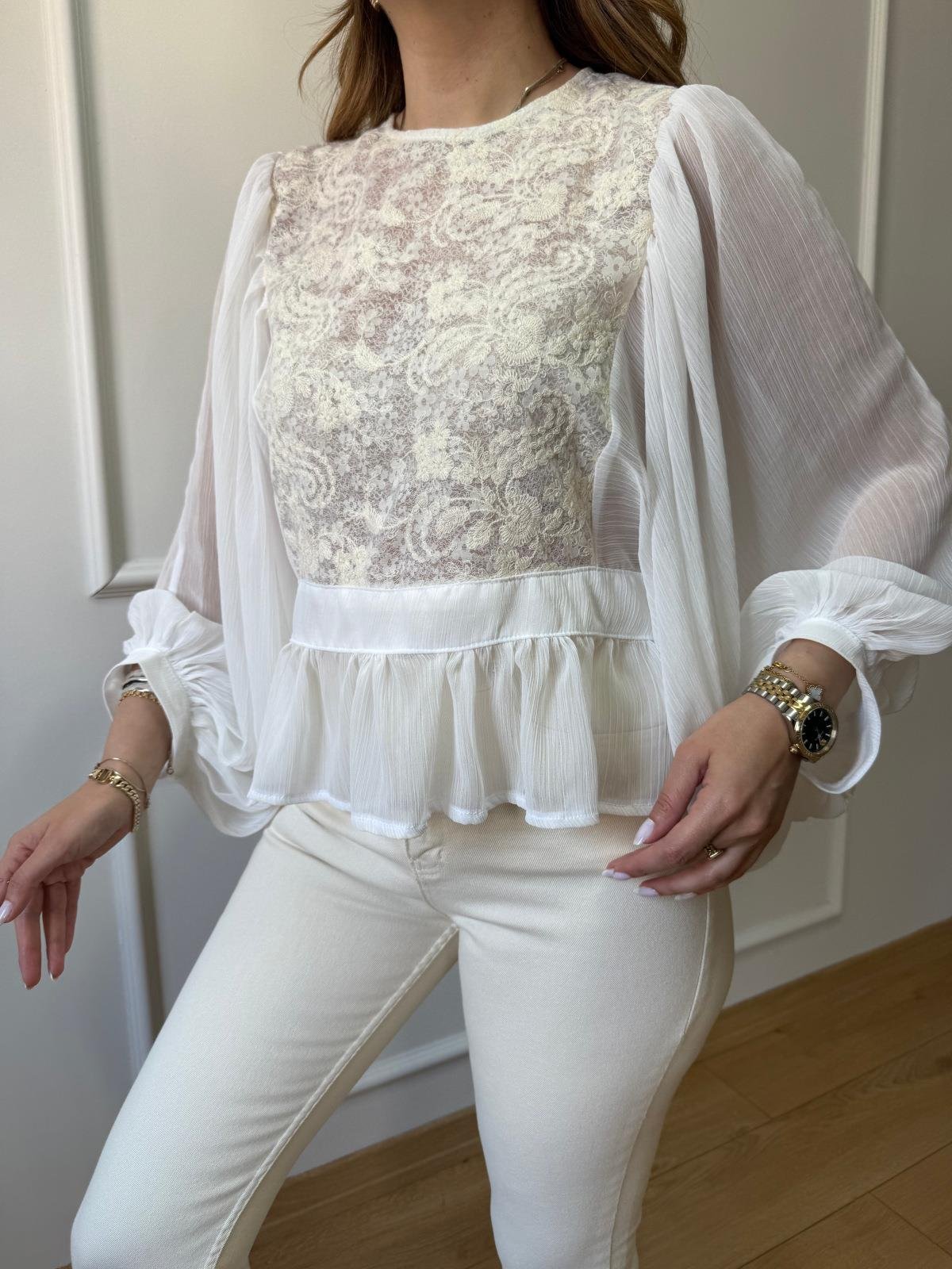 Ekru Ön Dantel İşlemeli Bluz