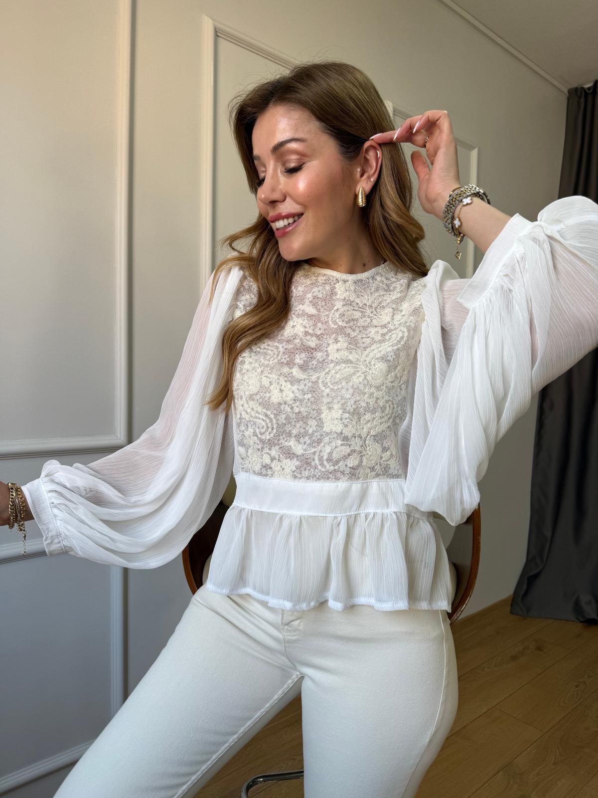 Ekru Ön Dantel İşlemeli Bluz