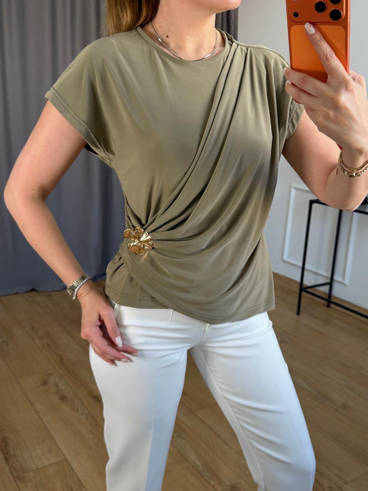 Haki Drapeli Çiçek Broşlu Bluz