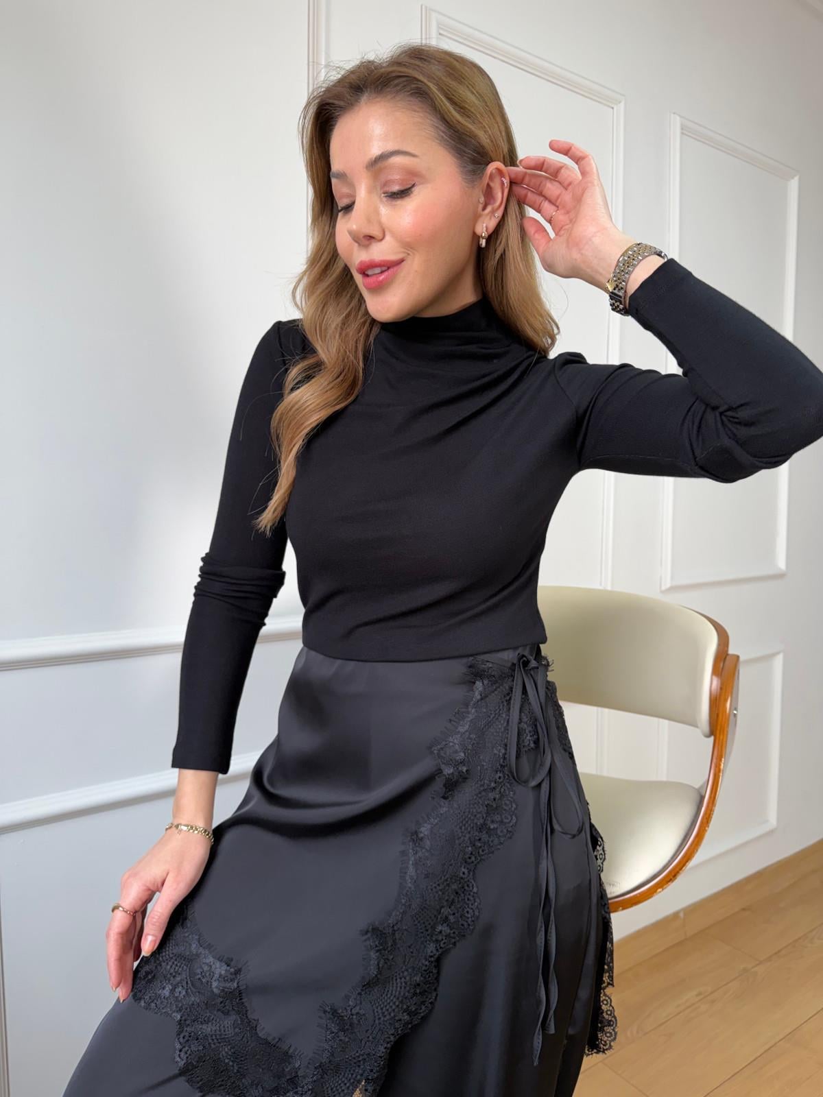 K. Siyah Omuzu Pileli Bluz