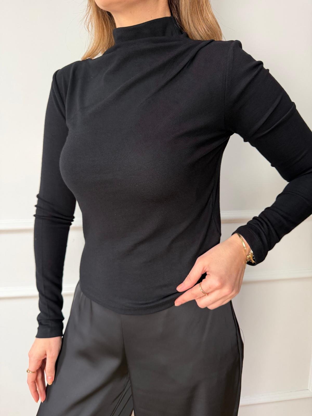 K. Siyah Omuzu Pileli Bluz