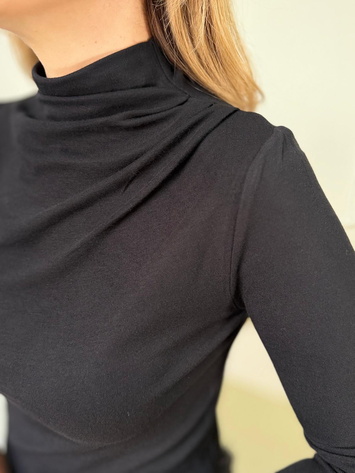 K. Siyah Omuzu Pileli Bluz