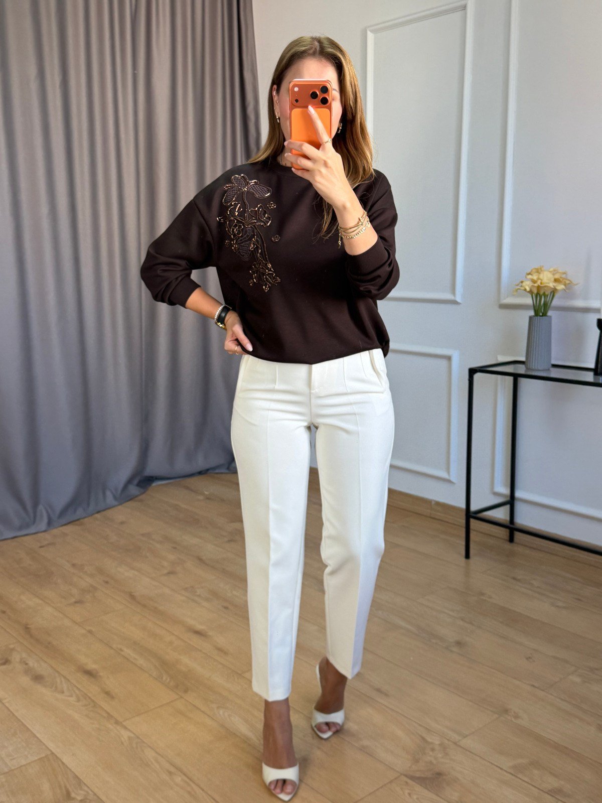 Kahve Boncuk Nakışlı Sweatshirt