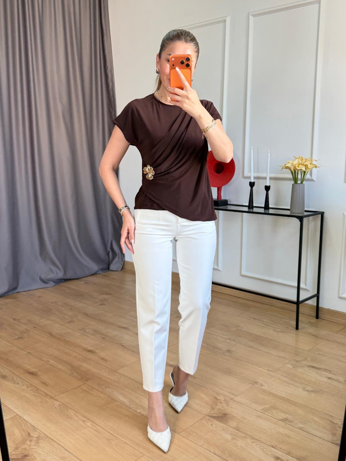 Kahve Drapeli Çiçek Broşlu Bluz