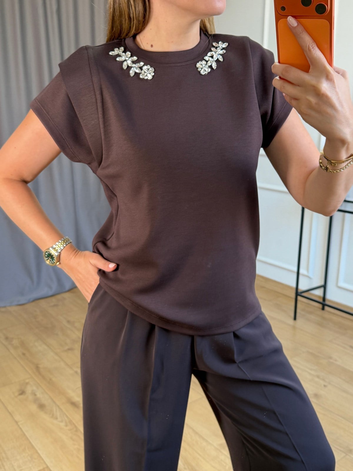 Kahve Yaka Taşlı Vatkalı Tshirt