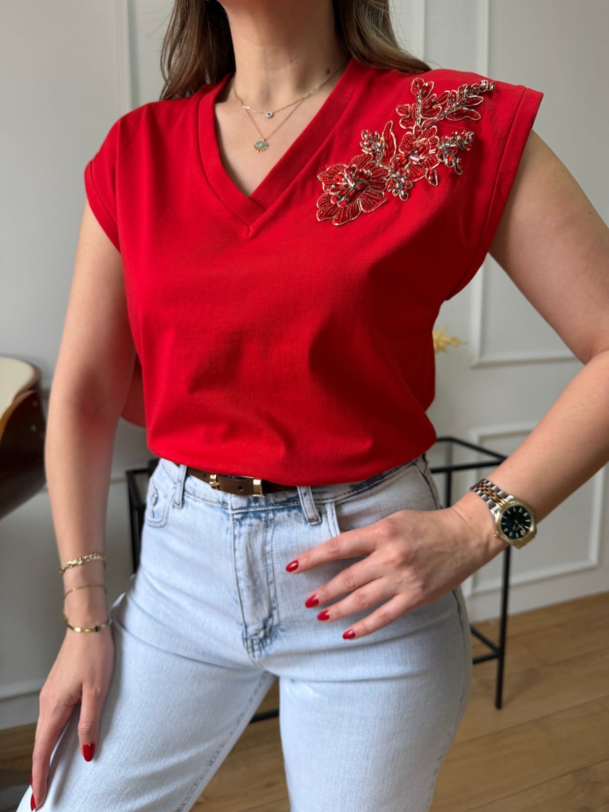 Kırmızı V Yaka Çiçek Detay Tshirt