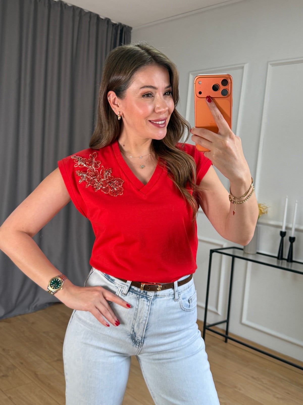 Kırmızı V Yaka Çiçek Detay Tshirt