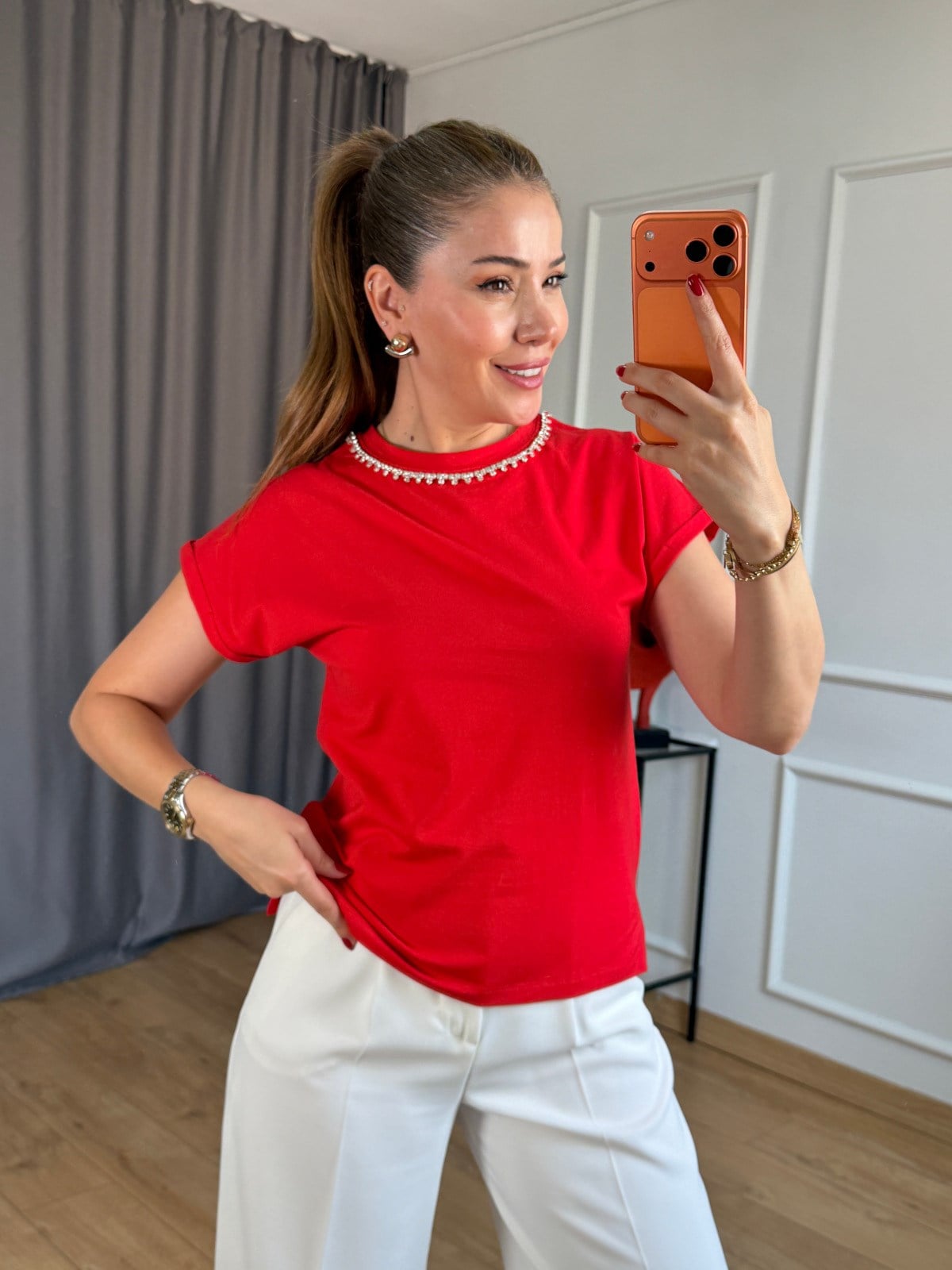 Kırmızı Yaka Su Yolu Taşlı Tshirt
