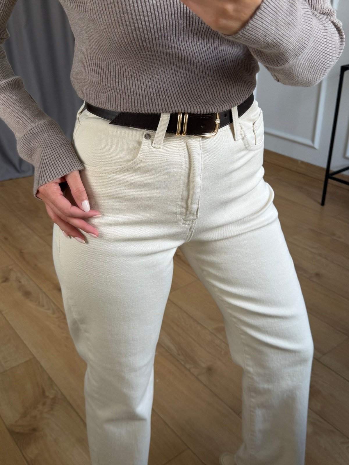 Krem Kesik Paçalı Kemerli Jean