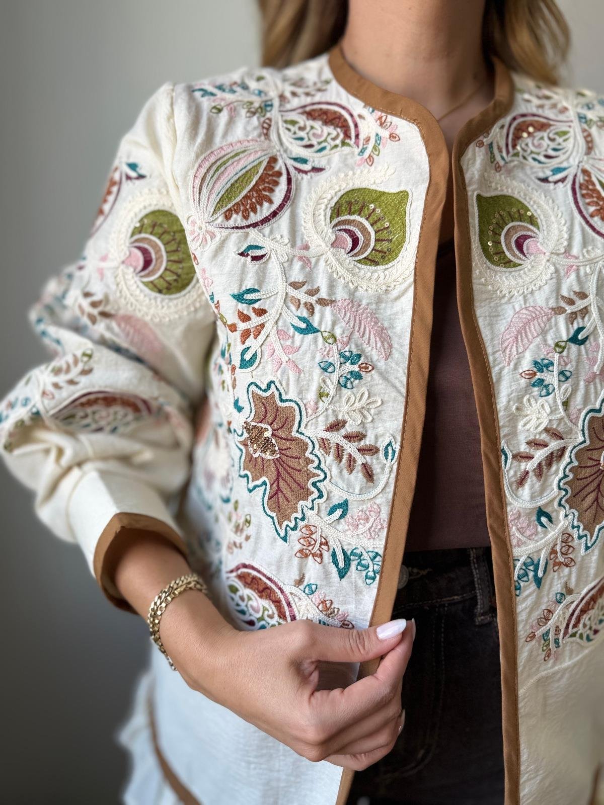 Krem Nakışlı Ceket