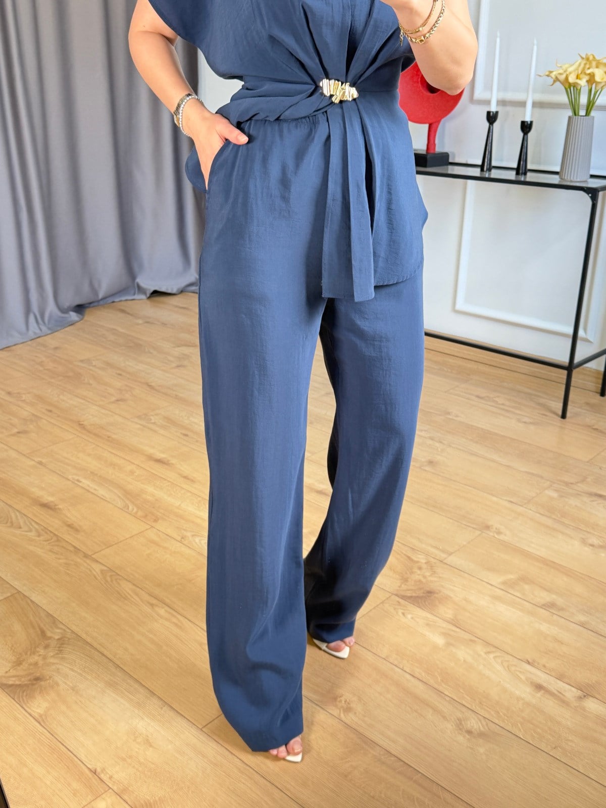 Lacivert Broş Detaylı Düşük Omuzlu Takım