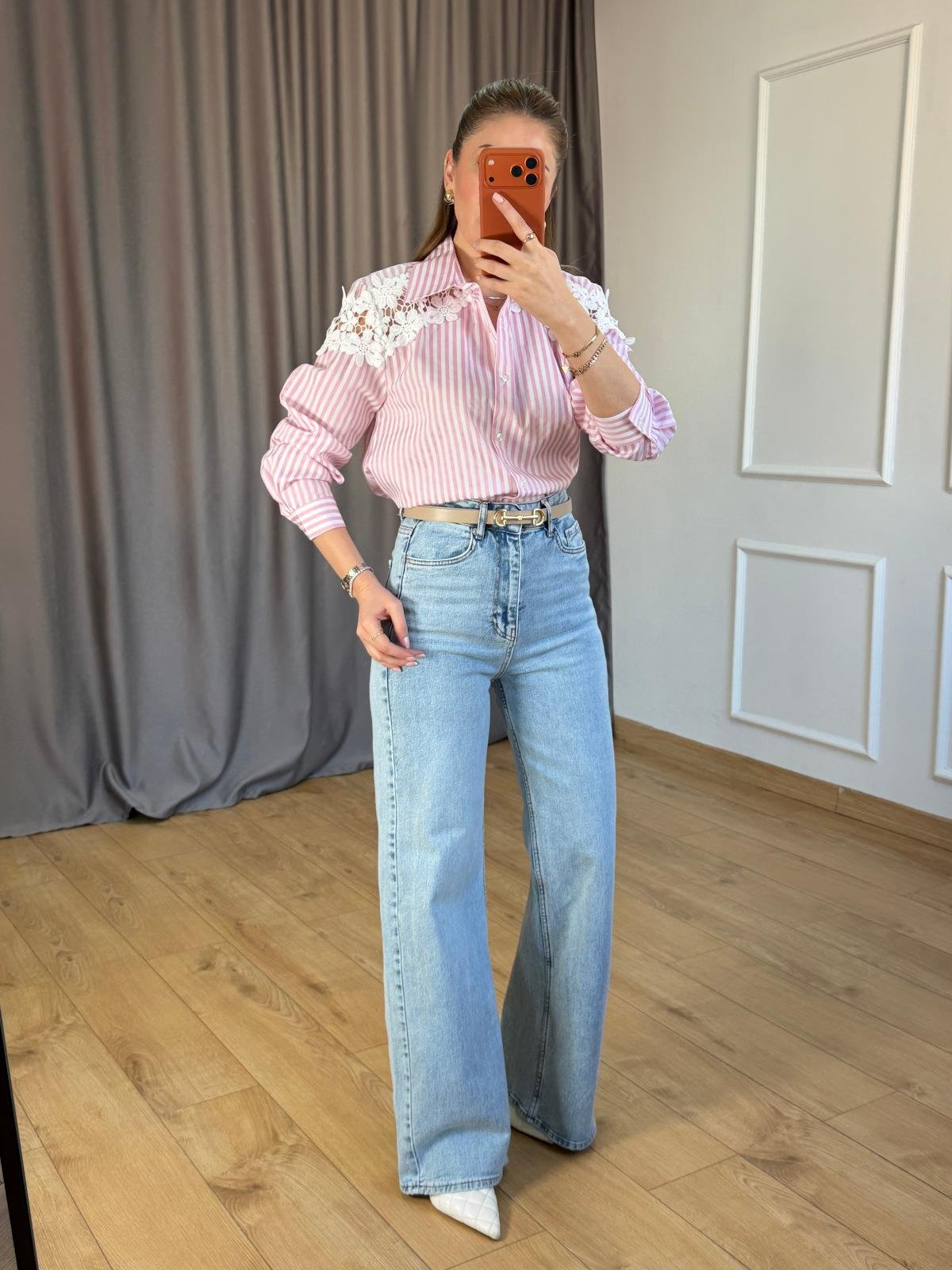 Pembe Omuz Çiçek Detaylı Çizgili Gömlek