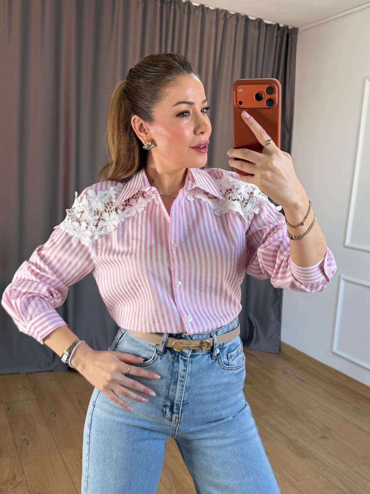 Pembe Omuz Çiçek Detaylı Çizgili Gömlek