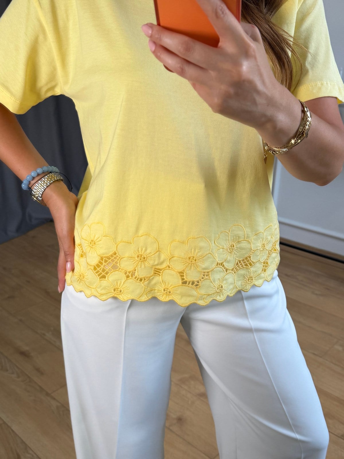 Sarı Etek Ucu Çiçek Detay Tshirt