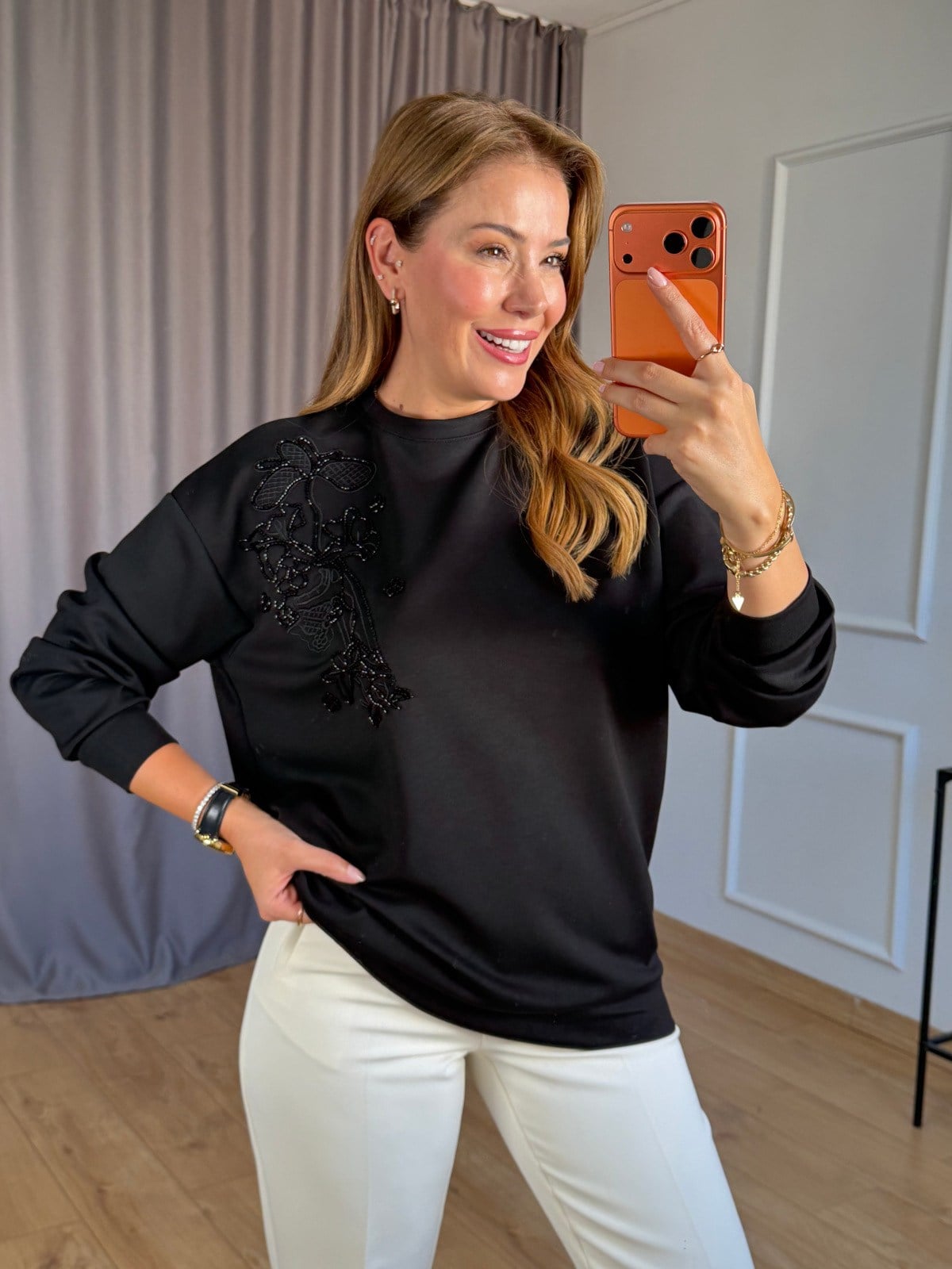 Siyah Boncuk Nakışlı Sweatshirt